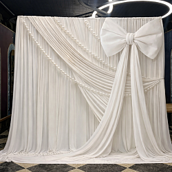 Panou decorativ elegant 2x2 m cu material alb, mărgele și fundă mare ✨ Ideal pentru nunți, botezuri și evenimente speciale.